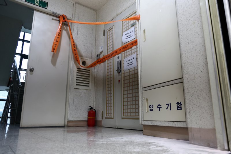 21일 인천에서 사제 총기를 발사해 가족을 숨지게 한 피의자의 주거지에 폴리스 라인이 설치돼 있다. 서울경찰청은 경찰특공대가 피의자의 서울 도봉구 쌍문동 주거지에서 신나와 타이머 등 사제 폭발물을 발견해 제거했다고