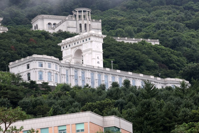 [가평=뉴시스] 배훈식 기자 = 김건희 여사 의혹을 수사하는 민중기 특별검사팀이 통일교 압수수색에 들어간 18일 오후 경기 가평군 통일교 천승전 모습. 2025.07.18. dahora83@newsis.com /사진