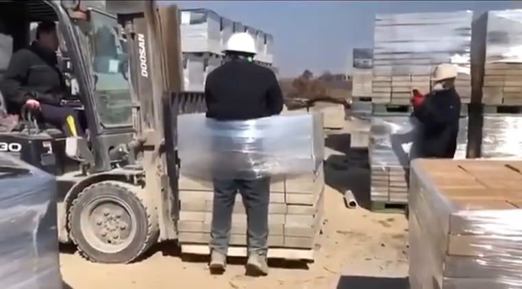 “잘못했다고 해야지”... <b>이주노동자</b> 지게차에 묶어놓고 조롱