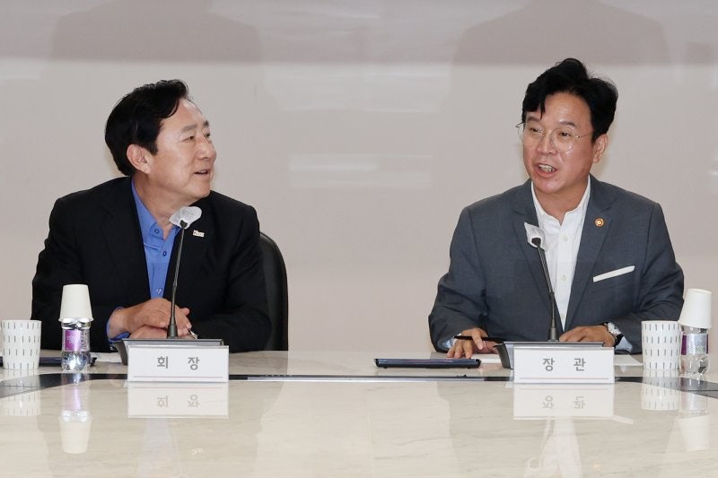 中企업계 만난 <b>김영훈</b> 고용<b>장관</b> "친노동이 친기업"…김기문 "<b>노사</b> 윈윈...