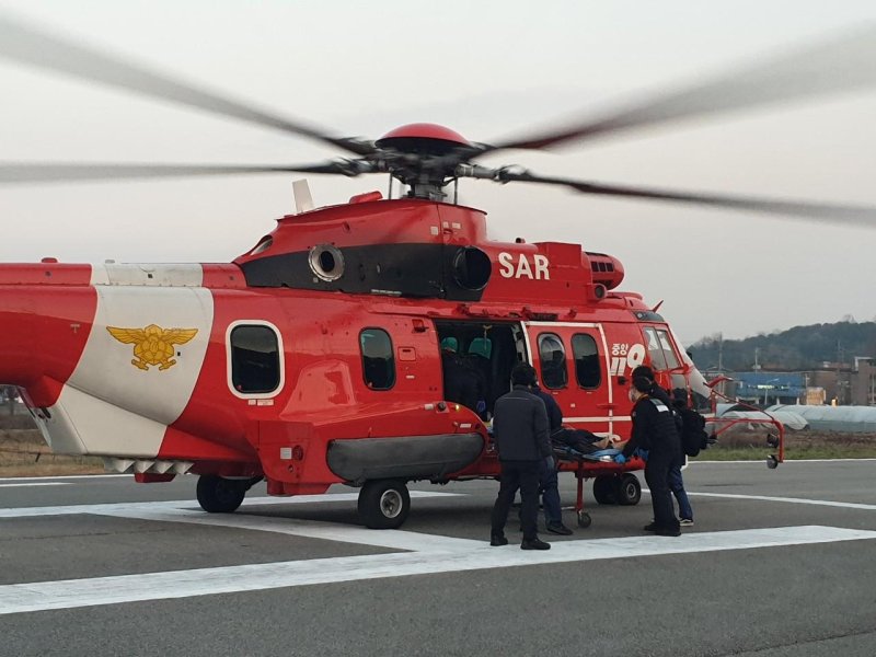 119Heli-EMS(헬기 기반 응급의료체계)를 통해 환자를 이송 중인 경기도북부소방재난본부 소속 대원들. 경기도북부소방재난본부 제공