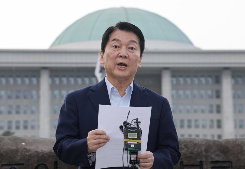 <b>안철수</b>, '<b>내란특검</b> 소환<b>문자</b>' 받았다.."혁신 당대표돼 맞설 것"