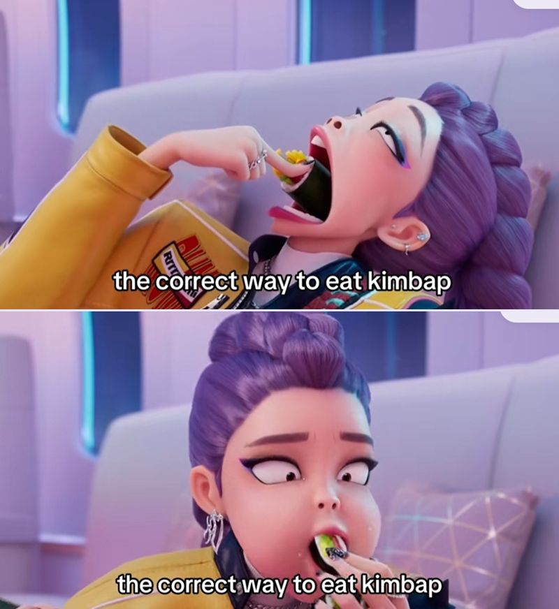 틱톡 이용자가 '김밥 한 입에 먹기' 챌린지를 보여주기 전 '케이팝 데몬 헌터스' 주인공의 김밥 먹방을 소개하며 올바르게 김밥 먹는 방법을 설명. /사진=넷플릭스, 인스타그램 'mas.a9_11_cos' 화면 캡처