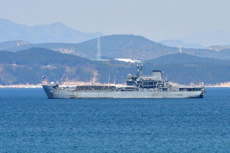 진해 입항 <b>해군 상륙함</b>, 향로봉함 <b>화재</b>…"환자 2명 발생"