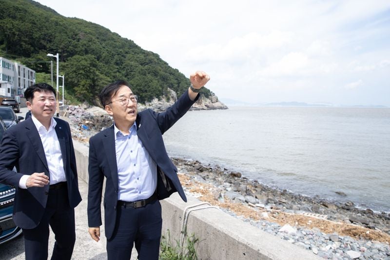 김윤덕 장관, 가덕도신공항 현장 방문 "신속 재추진 방안 적극 모색"