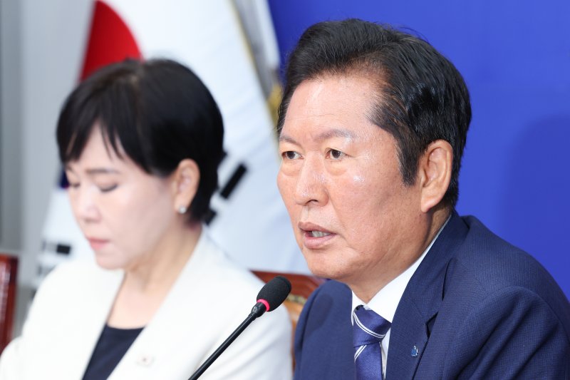 정청래 더불어민주당 대표가 11일 오전 서울 여의도 국회에서 열린 최고위원회의에 참석해 모두 발언을 하고 있다. 뉴스1