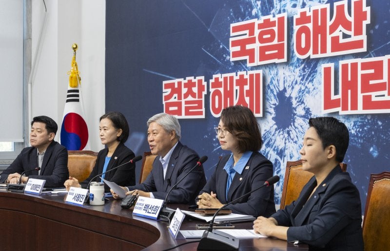 <b>조국혁신당</b>, <b>조국</b> 마중 나간다