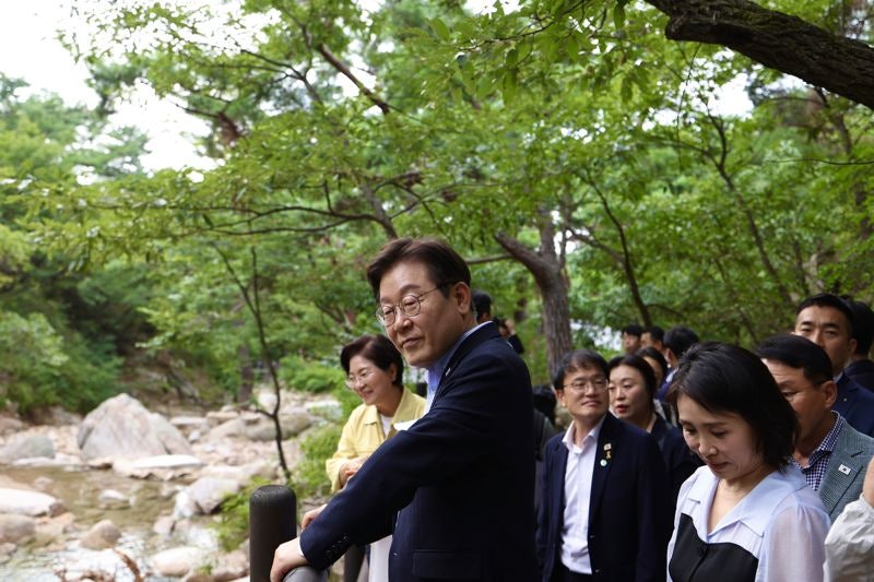 <b>진관사</b> 찾은 李<b>대통령</b> "앞으로 있을 정상회담 잘 해내야"
