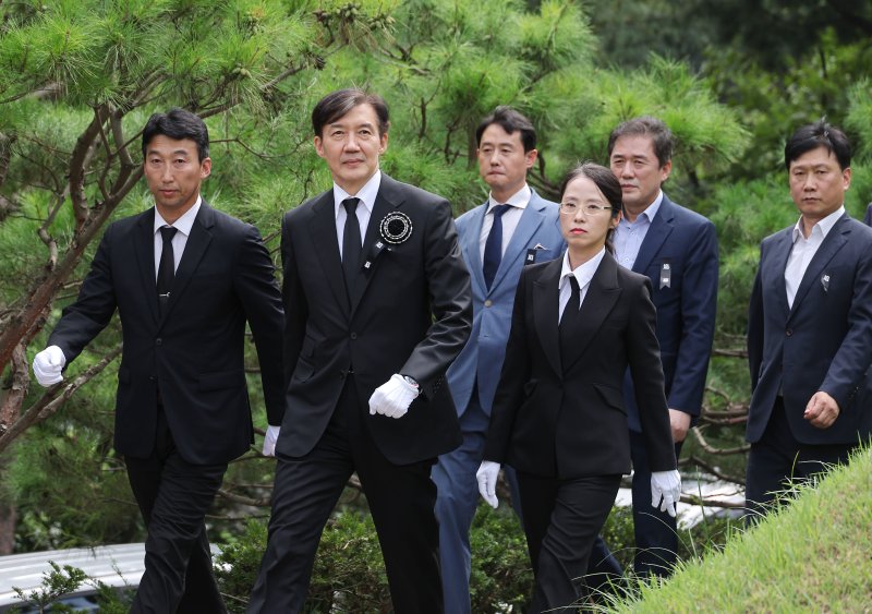 조국혁신당 조국 전 대표가 지난 18일 서울 동작구 국립서울현충원 내 김대중 전 대통령 묘역으로 참배를 위해 이동하고 있다. 뉴스1