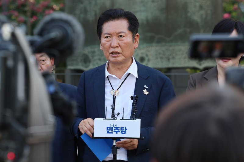더불어민주당 정청래 대표가 19일 아시아태평양경제협력체(APEC) 정상회의가 열리는 경북 경주화백컨벤션센터(HICO) 등 시설들을 돌아본 뒤 국립경주박물관에서 점검결과 브리핑을 하고 있다. 연합뉴스
