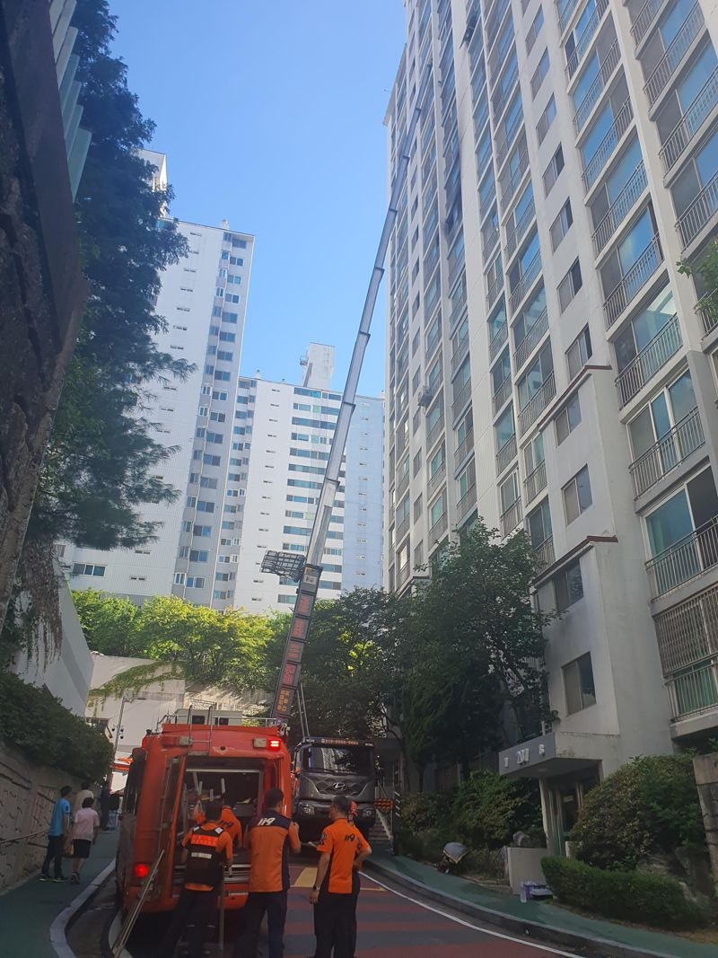 서울 <b>도화동 아파트 화재</b> 진압…주민 5명 대피, 인명피해 없어