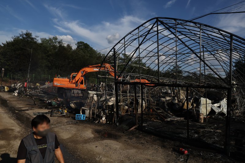 22일 오후 화재가 발생한 서울 강남구 세곡동 화훼단지 인근에서 소방대원들이 잔불 정리를 하고 있다. 연합뉴스