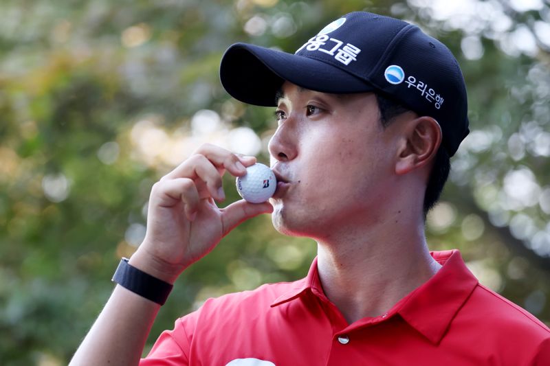 '항저우 金' <b>조우영</b>, 251m 세컨샷 드라이버로 홀컵에 "쾅"... 대회 첫 앨...