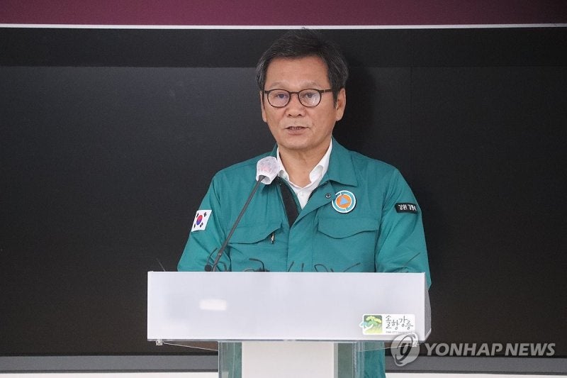 "대통령 왔으니 <b>떼</b> 써보려고" 李 질문에 '우물쭈물' <b>강릉시장</b> <b>해명</b>