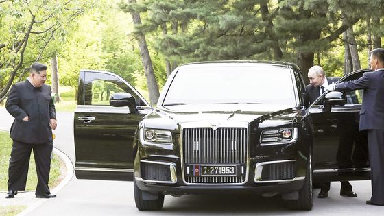 김정은 북한 국무위원장(왼쪽)과 블라디미르 푸틴 러시아 대통령이 러시아의 고급 승용차 아우루스를 함께 살펴보고 있다. '7 27 1953'이라는 번호판 숫자가 눈길을 끈다. 1953년 7월 27일은 한국전쟁 정전협정