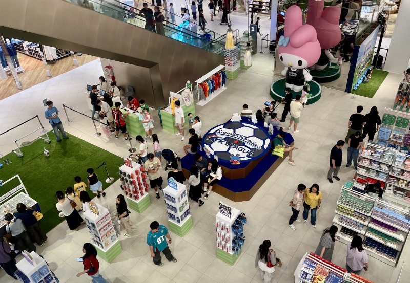 오는 18일까지 롯데백화점 타임빌라스 수원에서 운영되는 '2025 K리그 X 산리오캐릭터즈' 팝업스토어를 찾은 고객들이 매장을 둘러보고 있다. 롯데백화점 제공