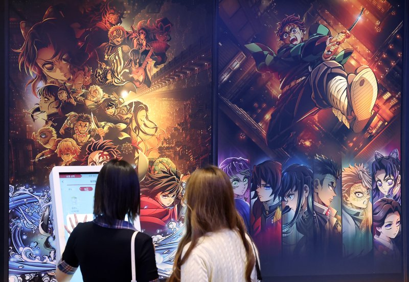 アニメ映画「劇場版帰滅の刃:無限性編」の興行が続いて400万観衆突破を控えた8日、ソウルのある映画館を訪れた観客が帰滅の刃コラボカフェキオスクで注文をしている。ニュース1