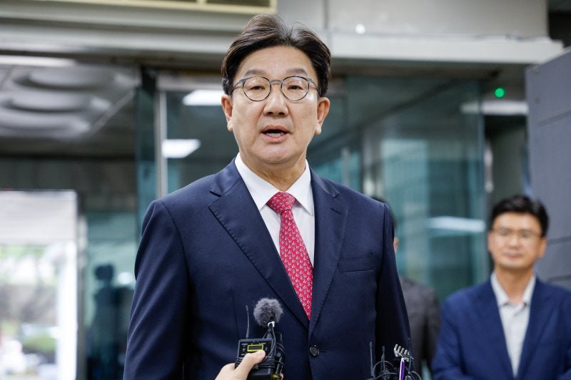 與 "<b>권성동 구속</b> 결정 <b>당연지사</b>…국정농단 세력 뿌리째 뽑겠다"