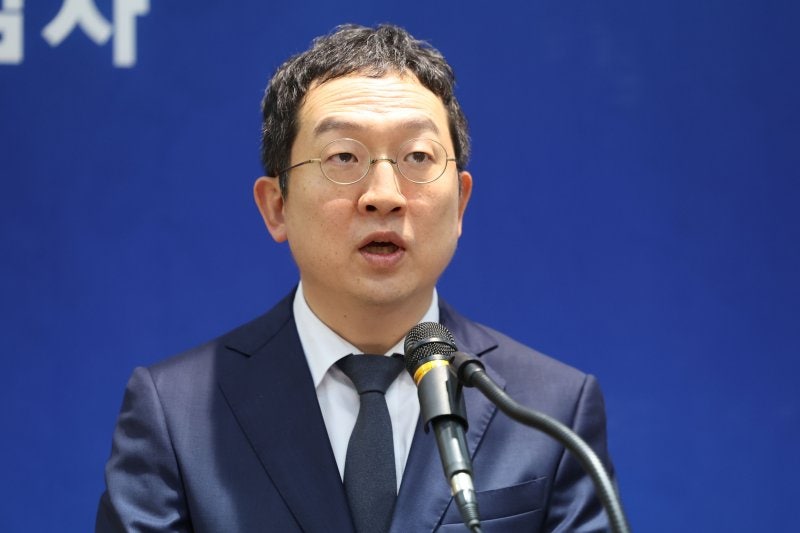 <b>채상병 특검</b>, 국방부 감찰단 압색...<b>김계환</b> 휴대전화 관련