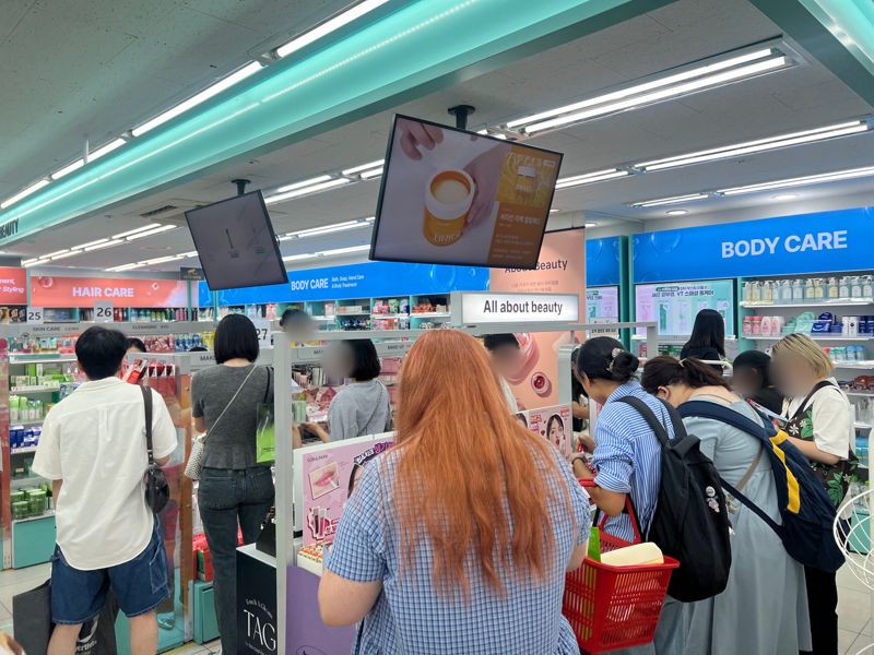 다이소 명동본점의 코스메틱 전용 코너에서 외국인 고객들이 화장품을 구경하고 있다. 사진=김현지 기자