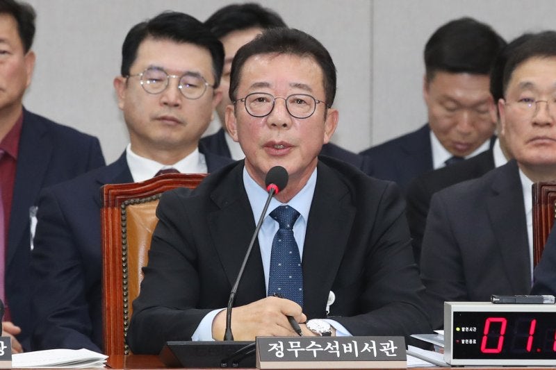 내란 특검, <b>홍철호</b> 전 정무수석 등 <b>피의자 조사</b>