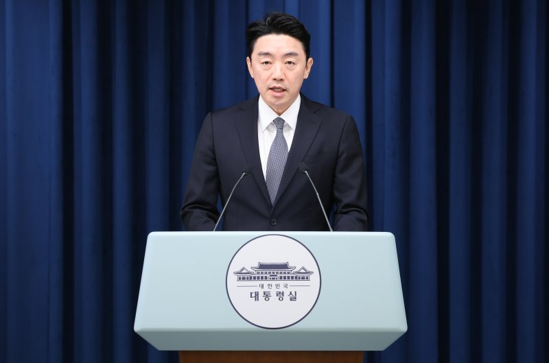 강훈식 대통령 비서실장이 지난 19일 서울 용산 대통령실 청사에서 청년 주간 관련 브리핑을 하고 있다. 사진=뉴스1