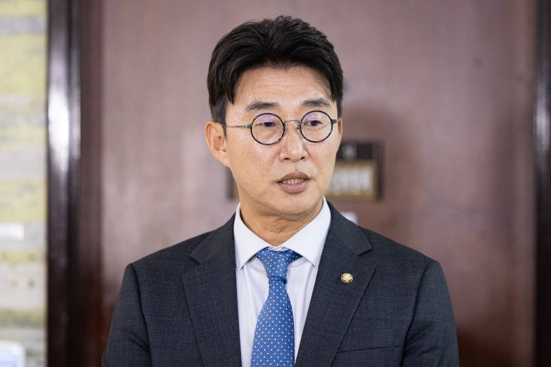 노종면 더불어민주당 언론개혁특별위원회 간사가 8일 서울 여의도 국회에서 취재진들과 만나 브리핑하고 있다. 뉴스1