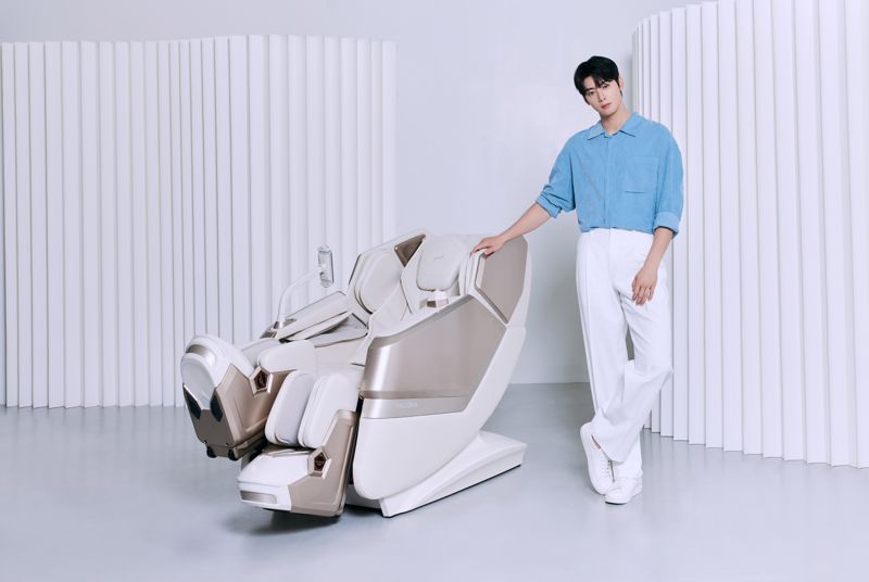 헬스케어로봇 팔콘N과 브랜드 모델 배우 차은우. 바디프랜드 제공