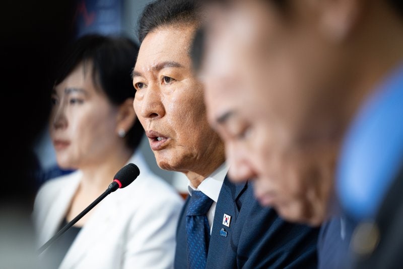 與 "<b>조희대</b> 청문회, 자업자득...<b>출석</b>하는 게 삼권분립 실천"