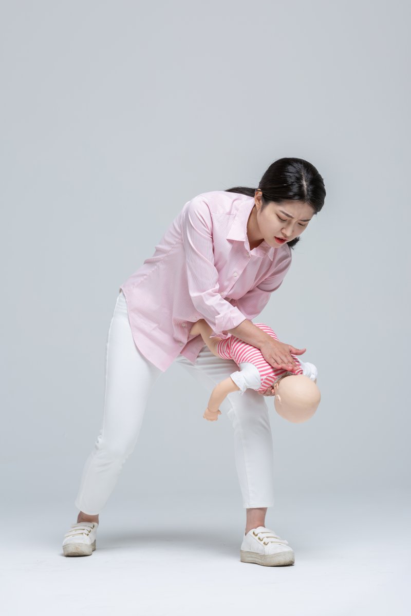 1세 미만 영아는 얼굴이 아래로 엎드리게 하고 손바닥으로 어깨뼈 사이를 5회 두드려야 한다. 게티이미지뱅크