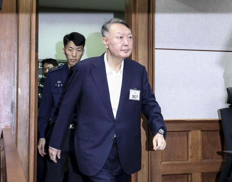 윤석열 전 대통령이 26일 서울 서초구 서울중앙지법에서 열린 특수공무집행방해, 직권남용 권리행사 방해 혐의 재판에 출석하고 있다.(사진공동취재단) /사진=뉴시스