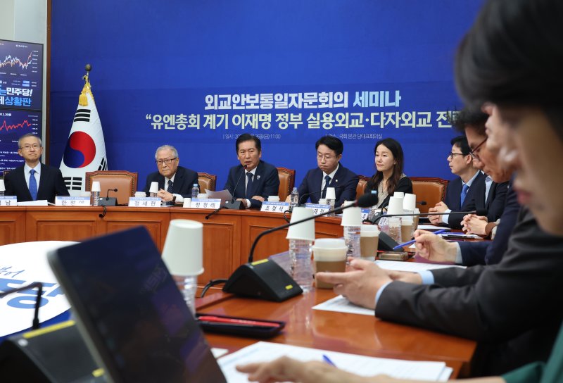 정청래 더불어민주당 대표가 26일 서울 여의도 국회에서 열린 외교안보통일자문회의 세미나에서 발언하고 있다. 뉴시스