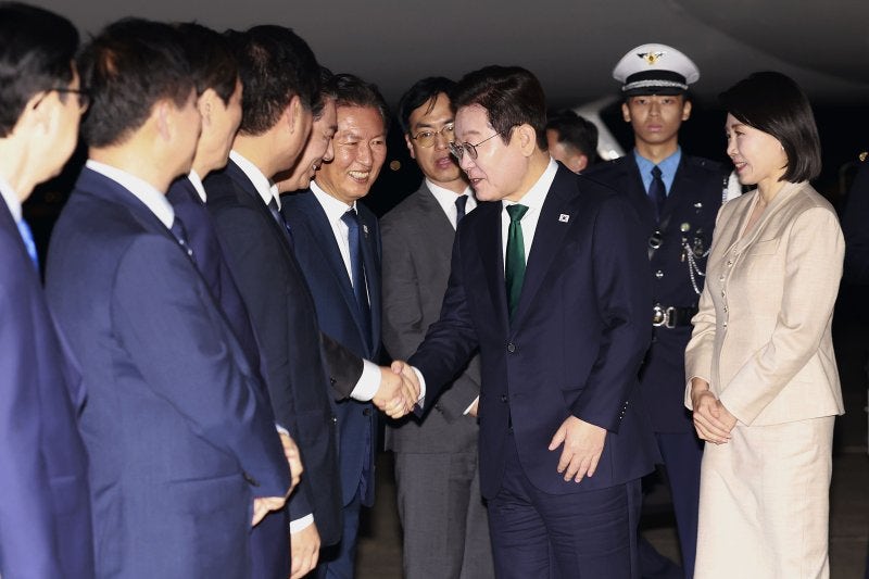 <b>뉴욕</b>行 李<b>대통령</b> 부부 <b>귀국</b>…정청래 대표 등 여권 지도부 영접