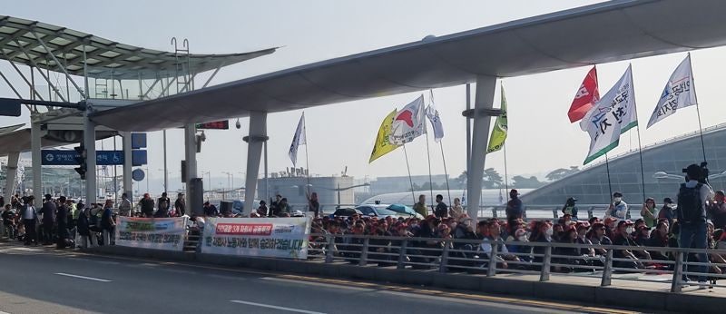 추석 연휴 이틀 앞두고... <b>공항 노동자</b> "총<b>파업</b>"