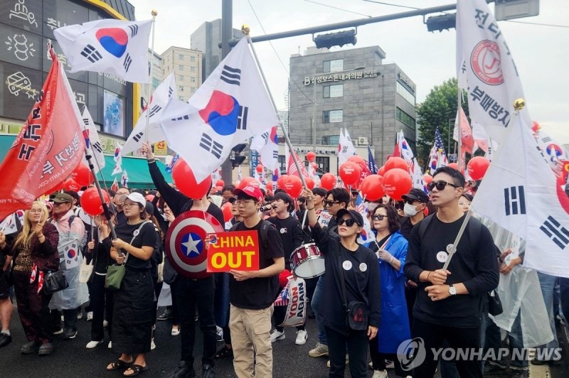 서울 도심 보수단체 <b>집회</b>·행진..."尹 석방하라"