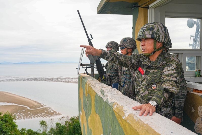 <b>해병대사령관</b>, 추석 앞두고 서해 NLL 최전방 <b>우도경비대</b> 방문