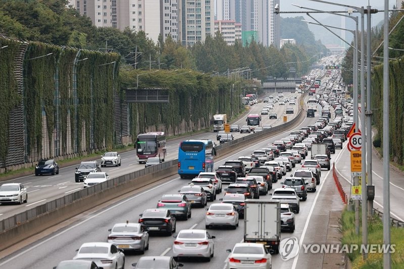 <b>추석</b> 앞두고 <b>귀성길</b> 곳곳 정체…서울→부산 7시간 반