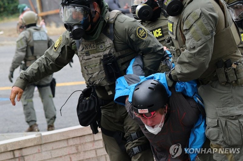 <b>트럼프</b>, <b>시카고</b>에 <b>주방위군 투입</b>…포틀랜드 <b>투입</b>은 법원이 제동