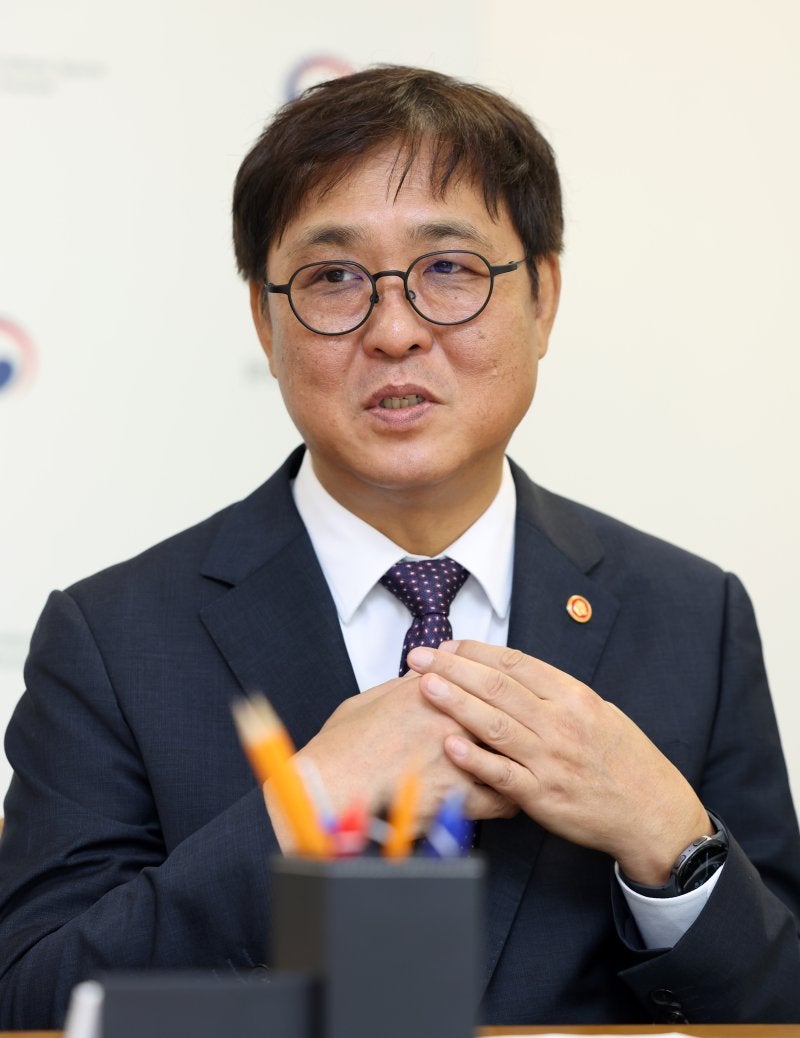 <b>최휘영</b> 문체부 <b>장관</b>, 브라질전 <b>홍명보호</b> 찾아 선수단 <b>격려</b>