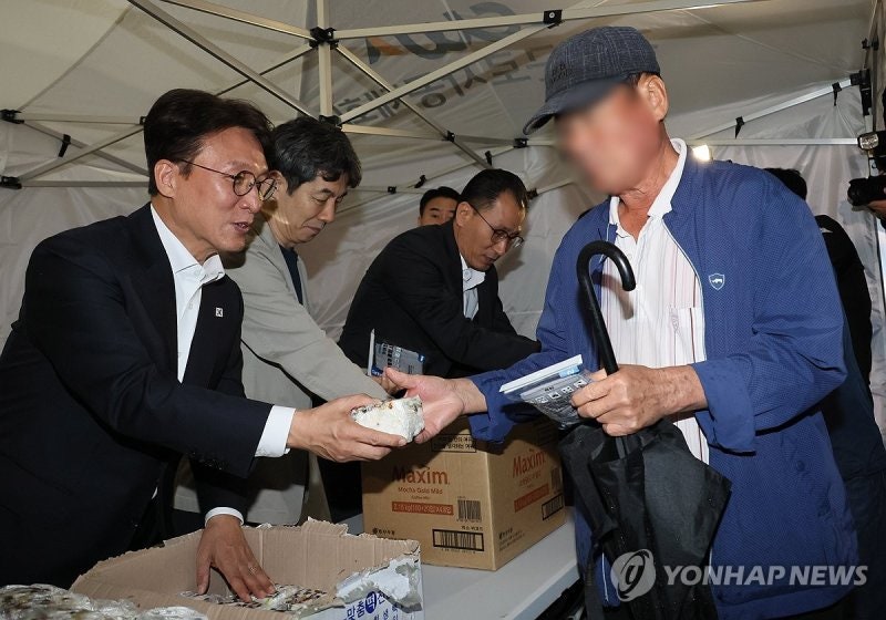 <b>김민석 총리</b>, <b>새벽</b> 인력시장 찾아 “<b>일자리</b> 확대 총력”