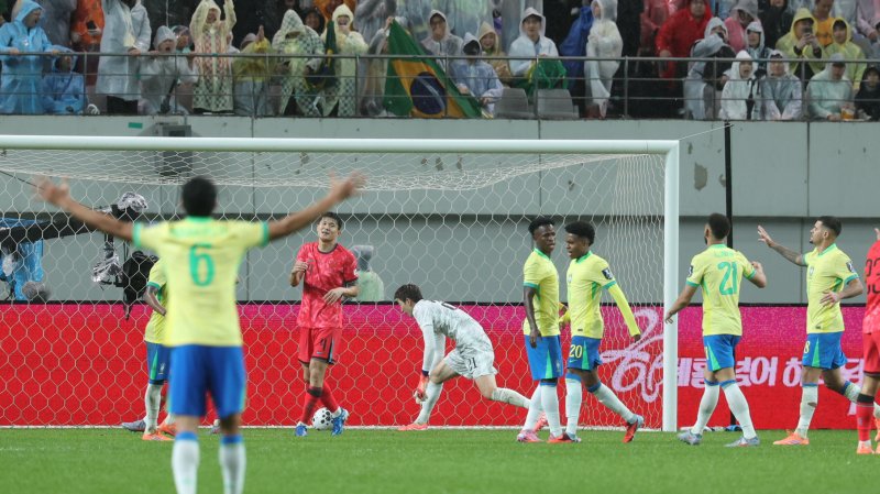 10일 서울 마포구 서울월드컵경기장에서 열린 한국과 브라질 축구 대표팀의 친선경기. 브라질 선수들이 득점 후 기뻐하고 있다.연합뉴스