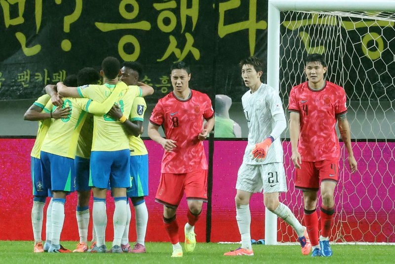 10일 서울월드컵경기장에서 열린 하나은행 초청 축구국가대표팀 친선경기 대한민국과 브라질의 경기, 후반전 브라질 에스테반이 팀의 세 번째 골을 넣은 뒤 동료들과 기쁨을 나누고 있다.뉴스1