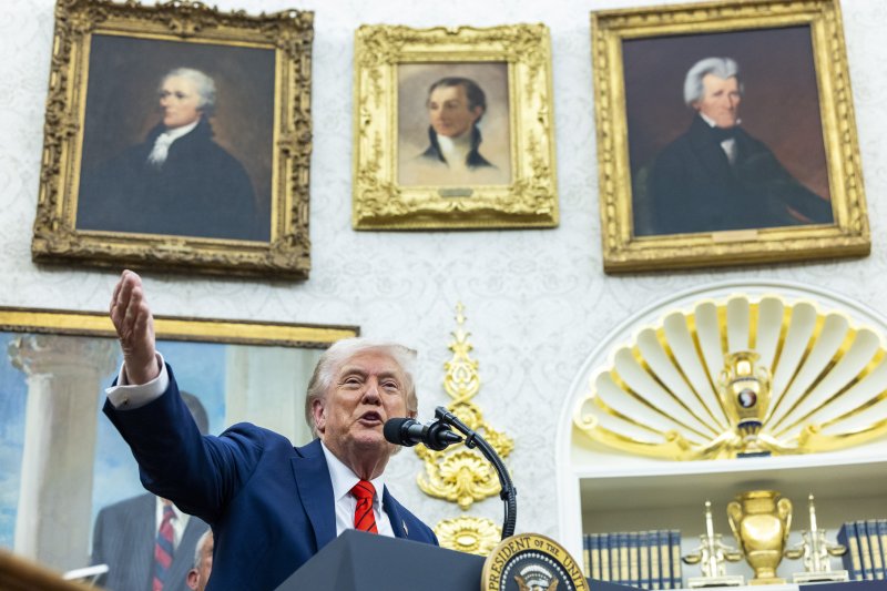 도널드 트럼프 미국 대통령이 10일(현지시간) 워싱턴 백악관 집무실에서 기자회견을 하고 있다. EPA 연합