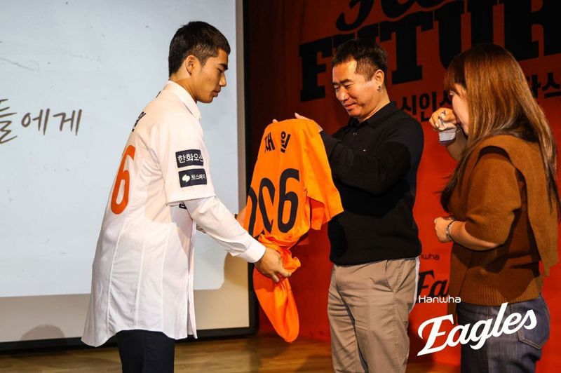 “새벽마다 깨워주신 엄마에게”… <b>한화</b> <b>신인</b>들의 첫 무대는 눈물이었...