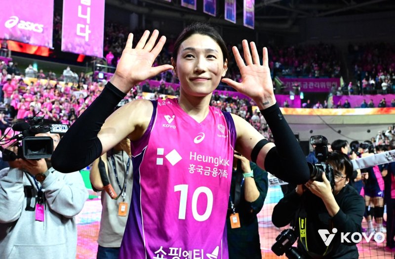 신임 <b>감독</b> <b>김연경</b>, 18일 공식 <b>은퇴식</b>... 10번 영구결번 지정될까?