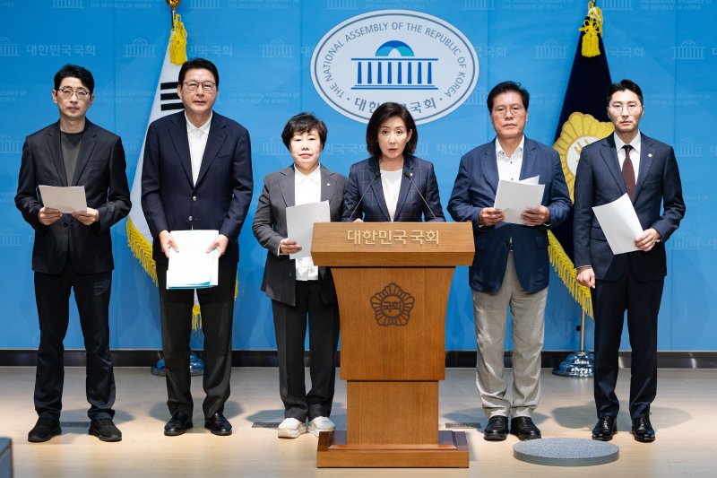 국회 법제사법위원회 나경원 의원을 비롯한 국민의힘 법사위원들이 12일 서울 여의도 국회 소통관에서 법사위의 대법원 등에 대한 국정감사를 앞두고 기자회견을 하고 있다. 왼쪽부터 국민