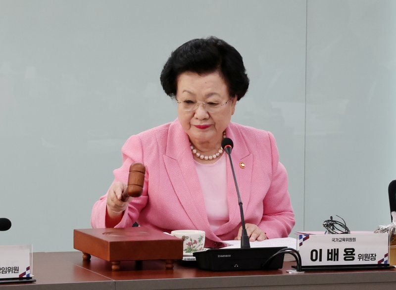 '매관매직 <b>의혹</b>' <b>이배용</b>, 김건희 특검 <b>불출석</b>..."건강상 이유"