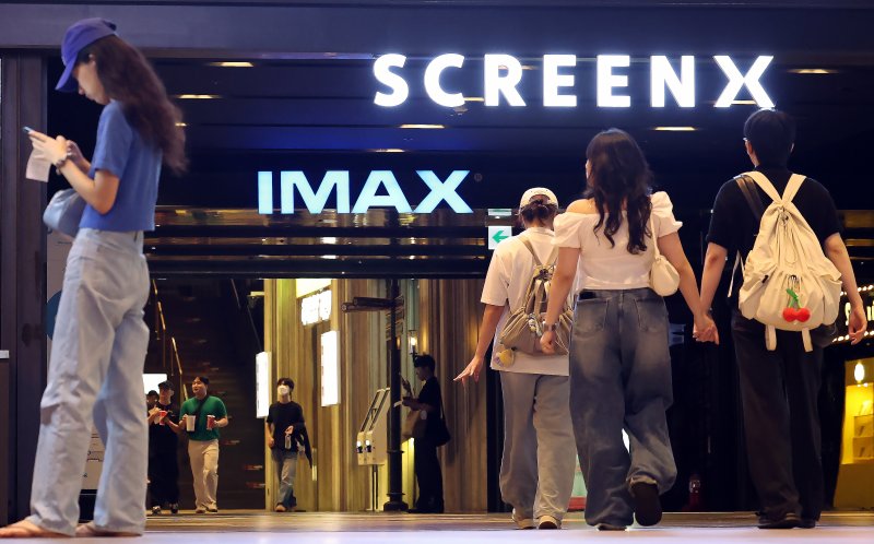 서울의 한 CGV 영화관을 찾은 관람객들이 상영관으로 향하고 있다. 뉴스1