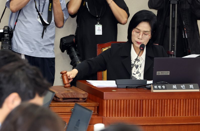 14일 서울 여의도 국회에서 열린 과학기술정보방송통신위원회 국정감사에서 최민희 위원장이 의사봉을 두드리고 있다. 뉴시스