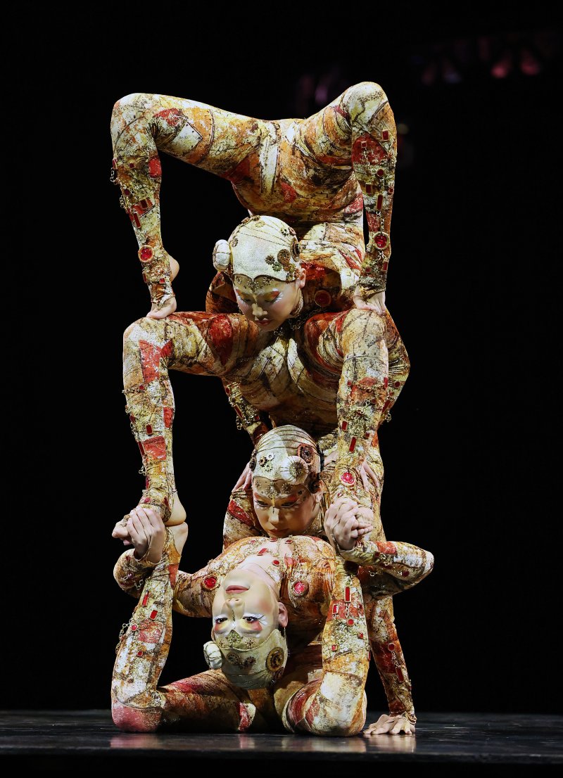 15일 오후 서울 송파구 잠실종합운동장 내 빅탑에서 열린 태양의서커스 '쿠자(KOOZA)' 프레스컨퍼런스에서 배우들이 화려한 서커스 공연을 선보이고 있다. 뉴스1